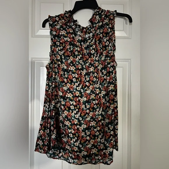 NWT Torrid ditsy floral sleeveless top. Size 0. - Picture 2 of 7